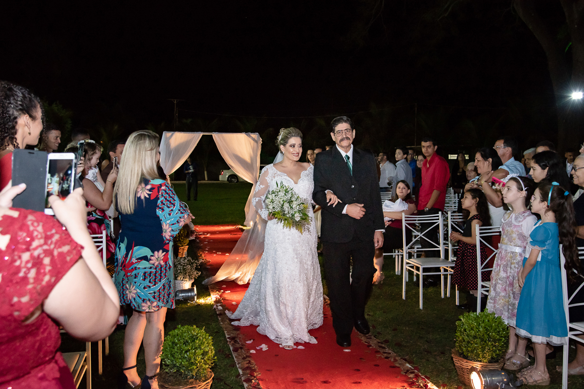 noiva entrando no altar com o pai