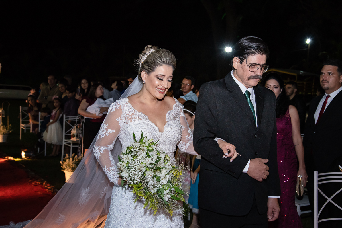 noiva entrando no altar com o pai