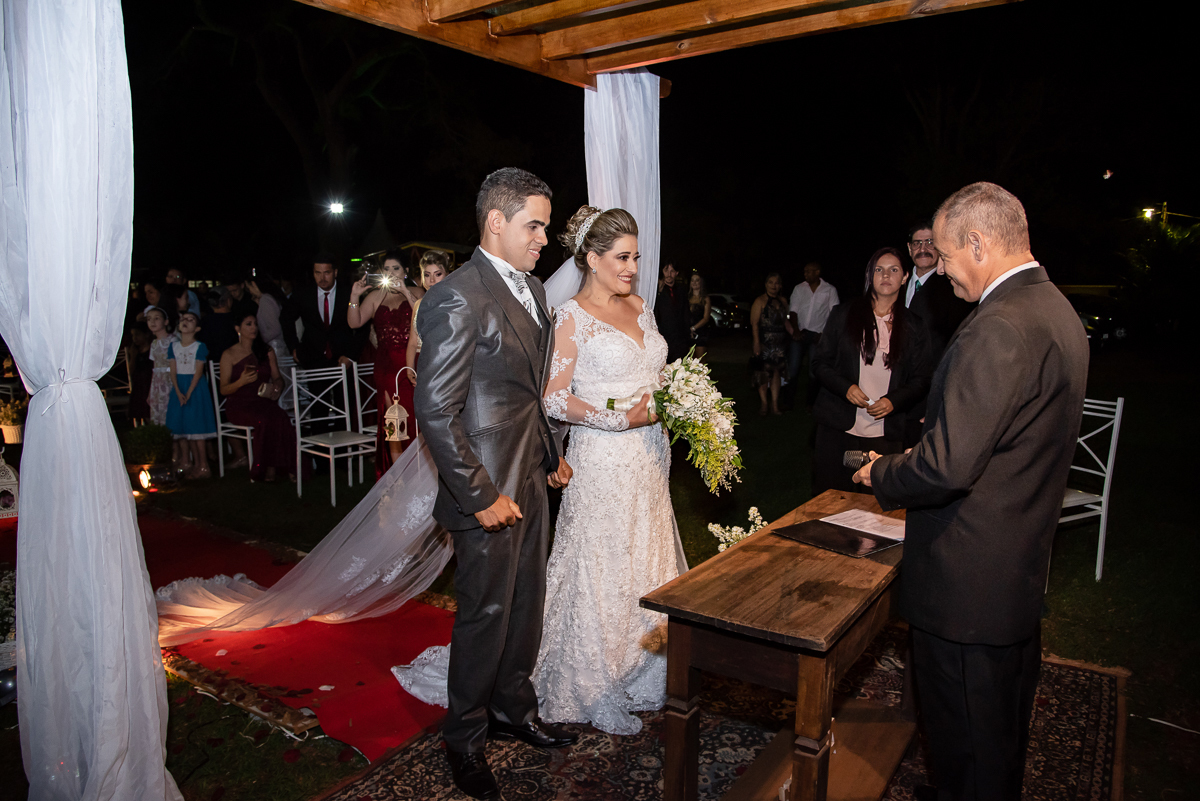 noiva e noivo no altar