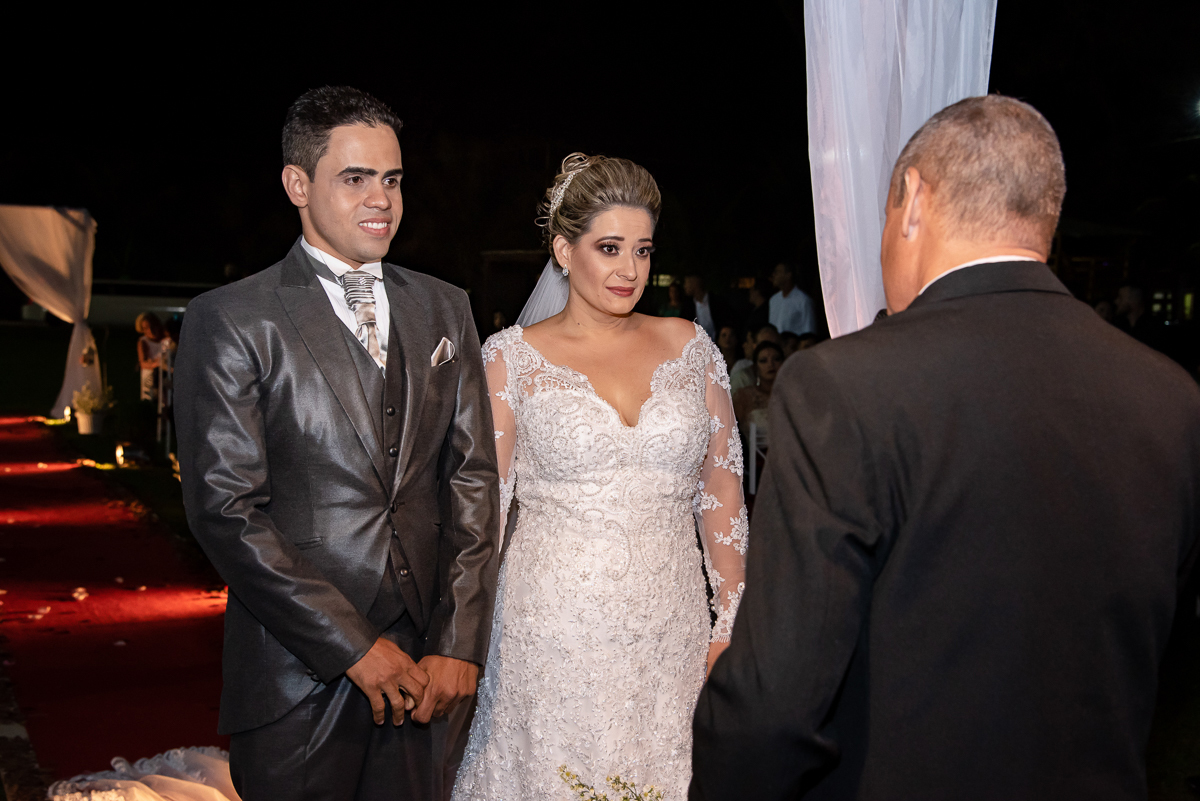 noiva e noivo no altar