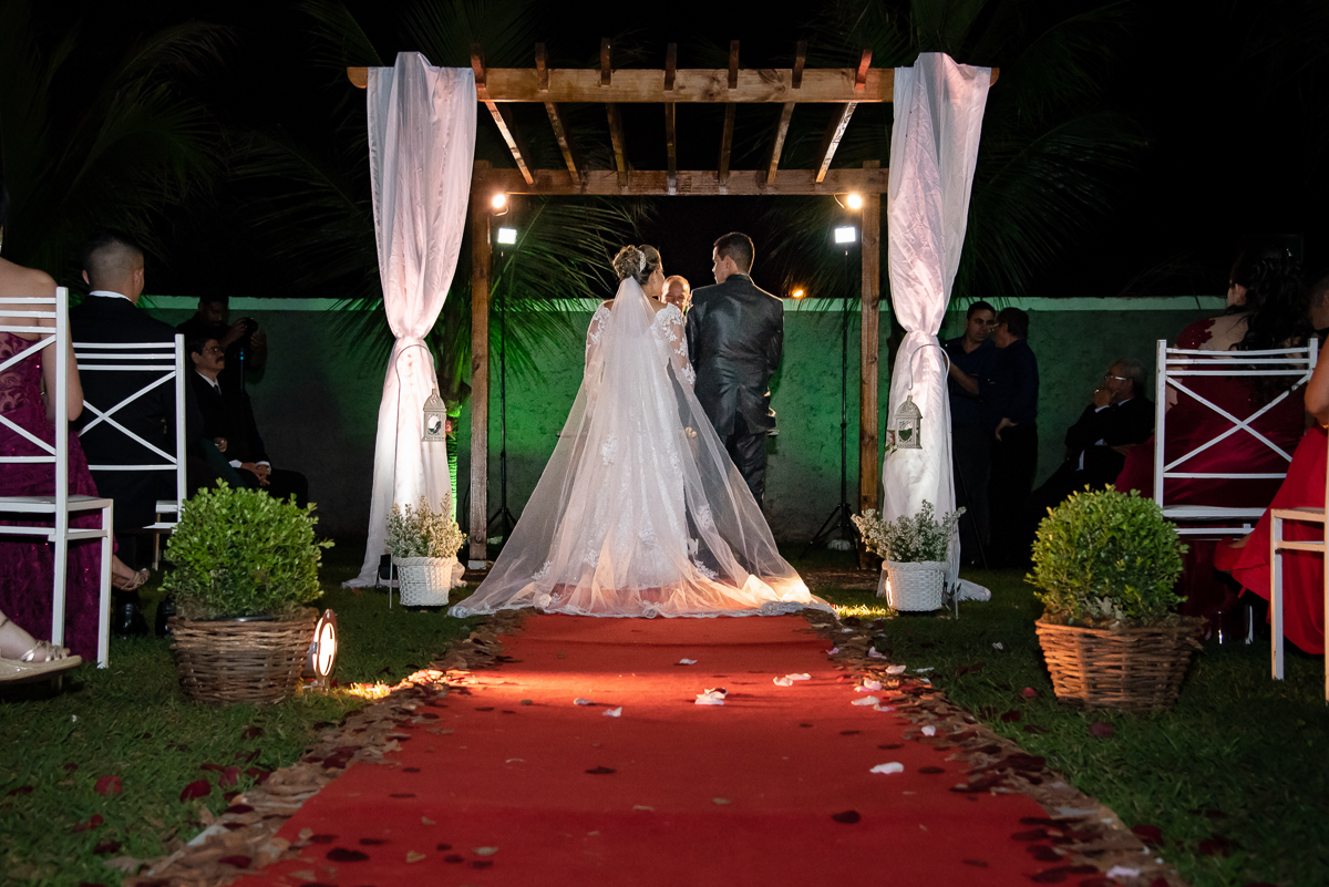 noiva e noivo no altar