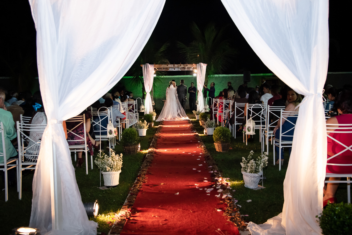 noiva e noivo no altar