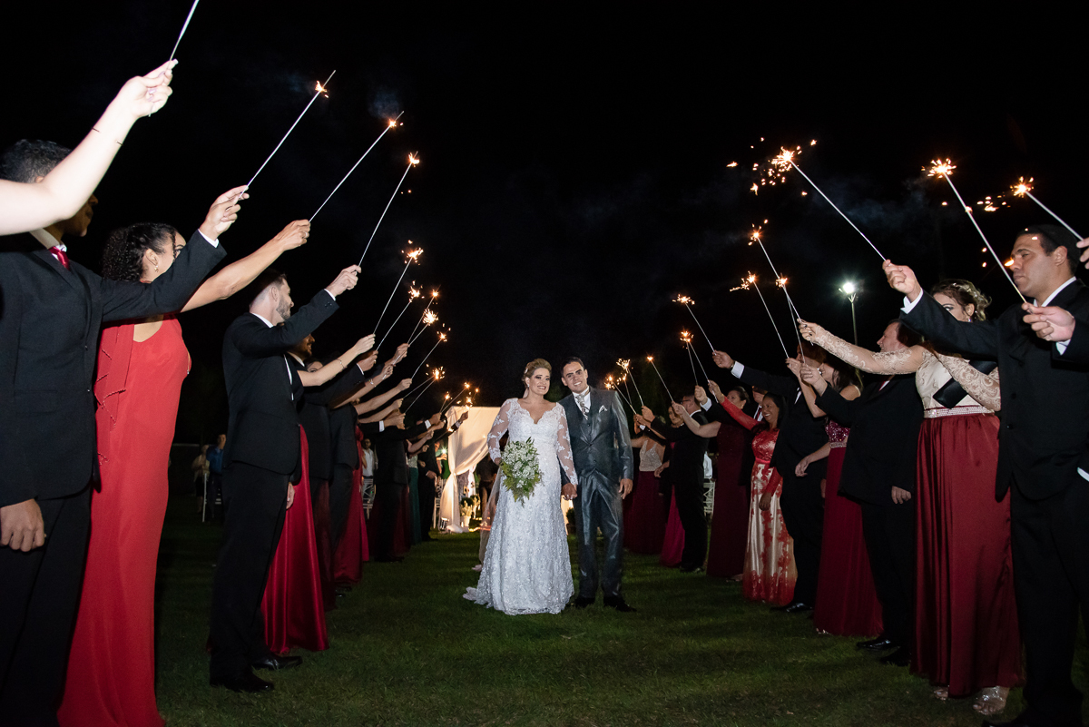 saida dos noivos do altar