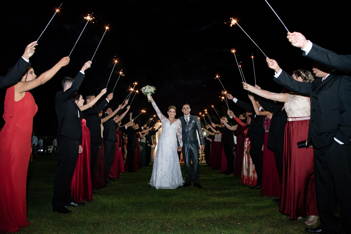 saida dos noivos do altar