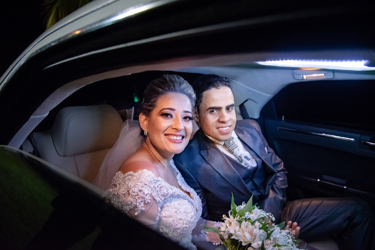 noivos na limousine