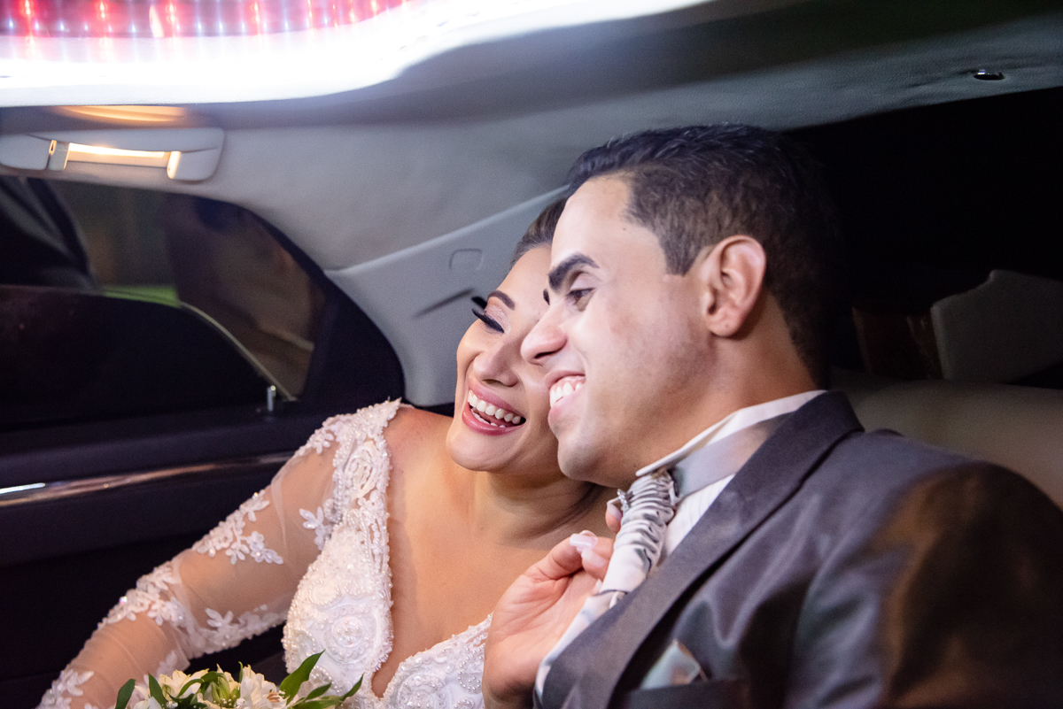 noivos se divertem na limousine