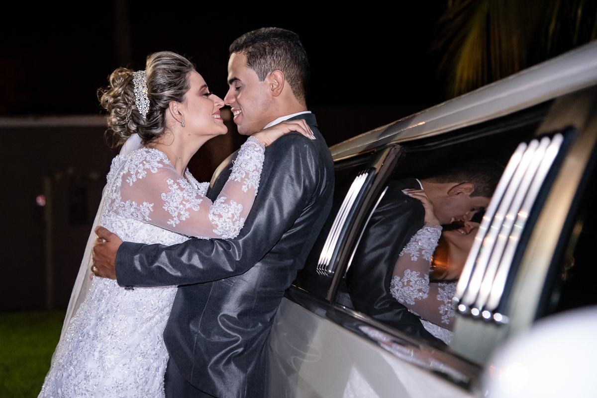 noivos namorando no carro