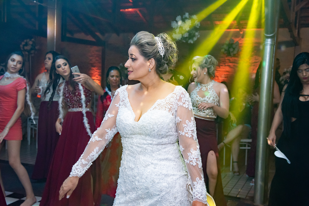 noiva dançando na balada