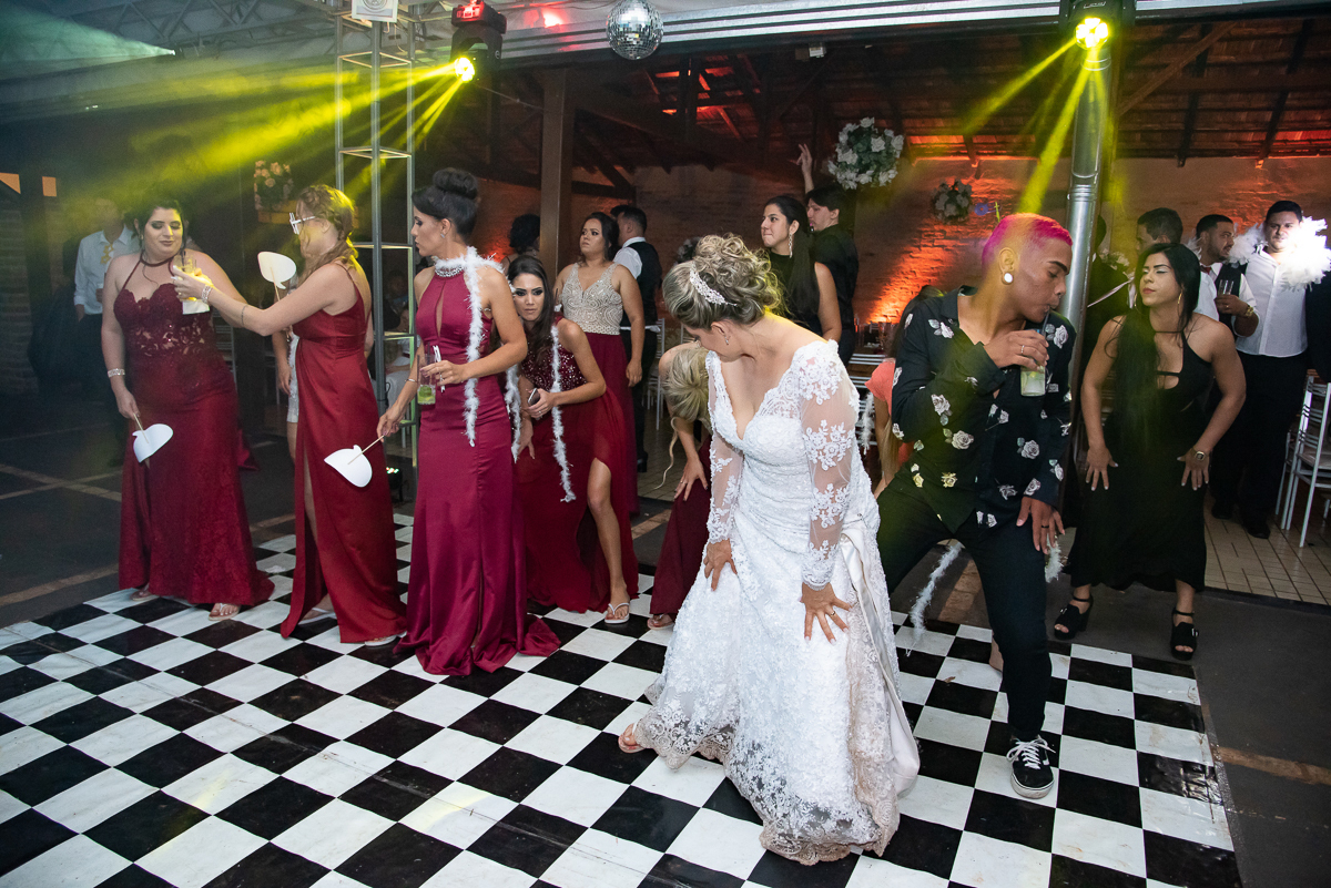 noiva dançando na balada