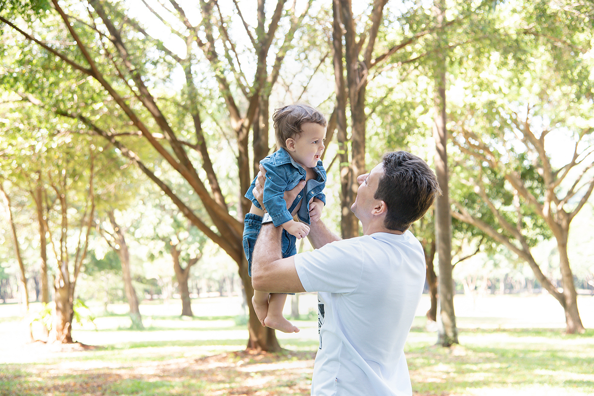 pai brincando com o filho