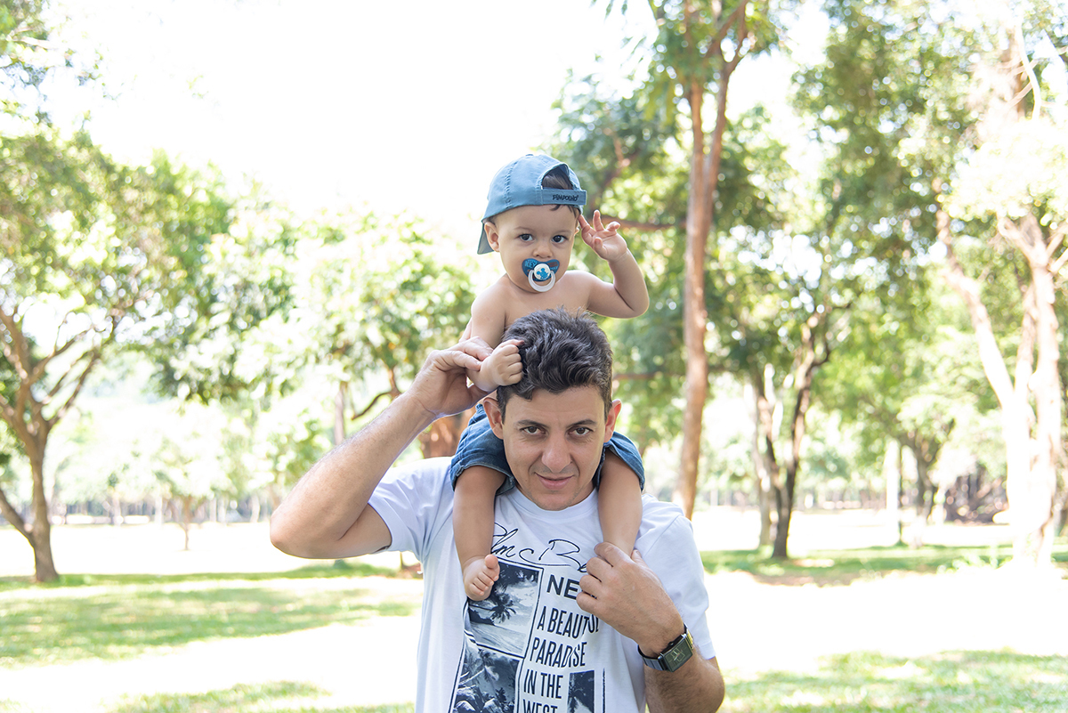 pai brincando com o filho