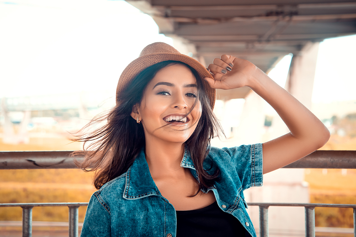 Menina de chapéu em ensaio