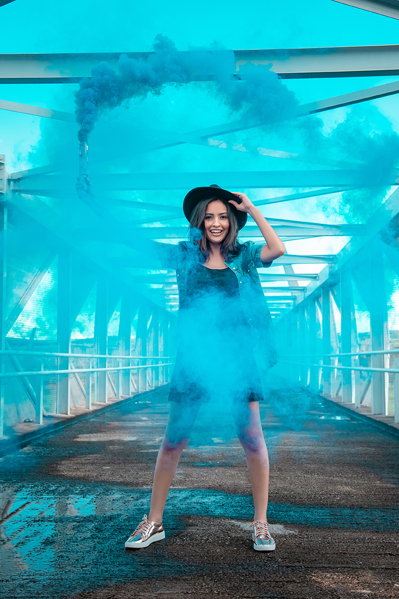 ensaio feminino com sinalizador de fumaça