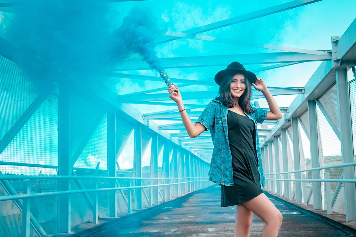 ensaio feminino com sinalizador de fumaça