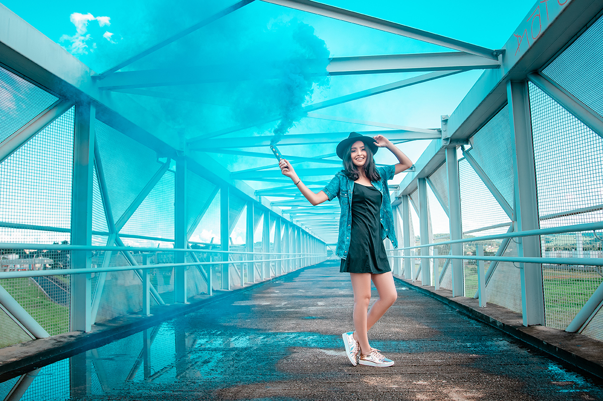 ensaio feminino com sinalizador de fumaça