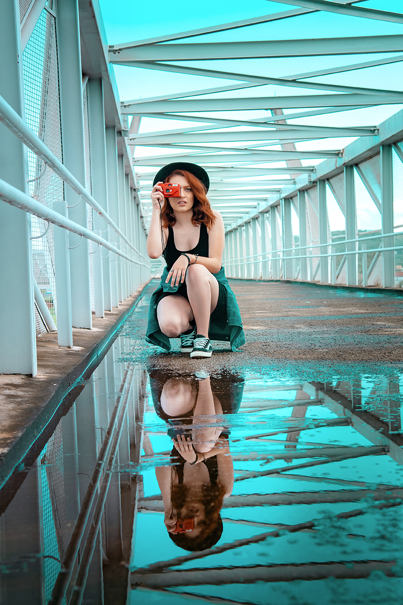 reflexo feminino na água