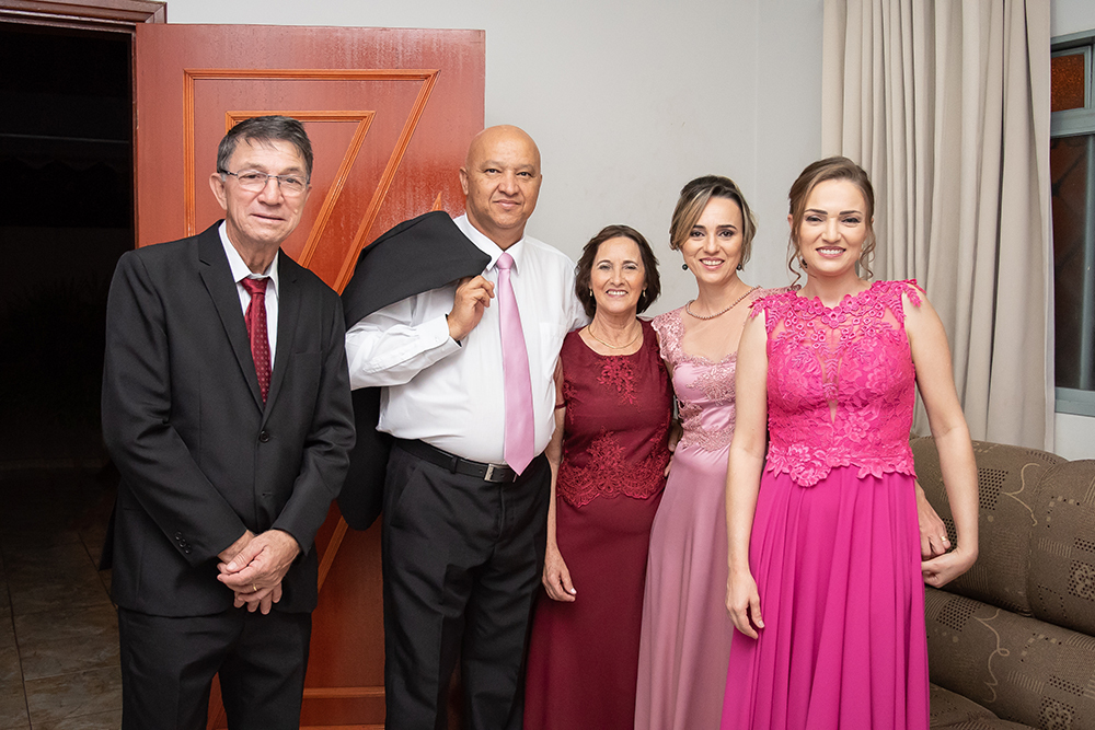 famiíia pronta para festa de casamento