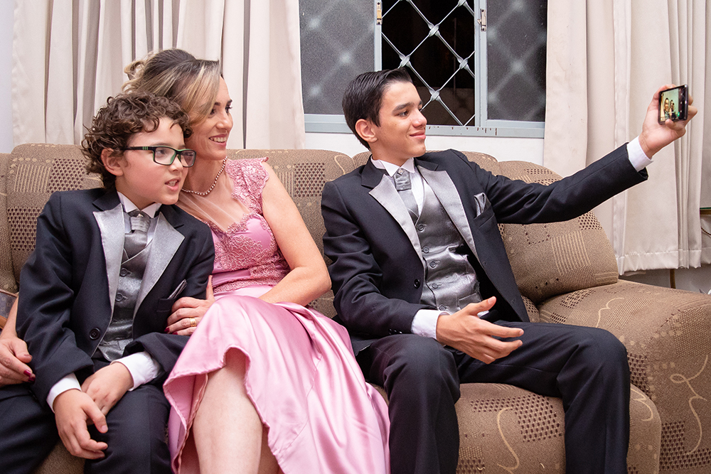 família fazendo selfie