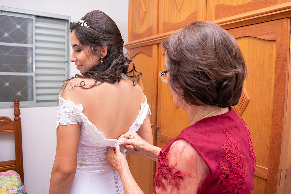 noiva sendo arrumada pela vó