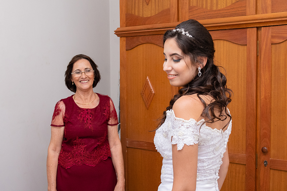 vó admirando noiva arrumada