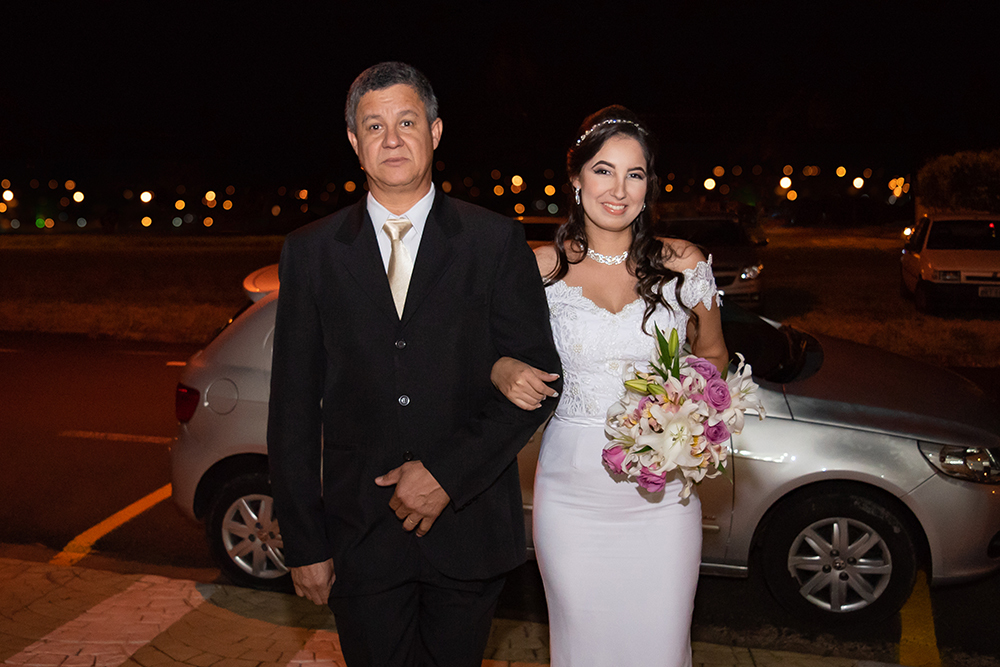 noiva entrando no altar com pai