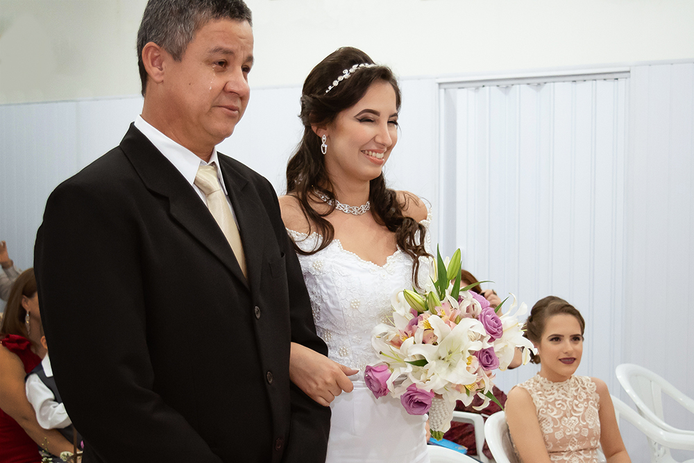 noiva entrando no altar com pai