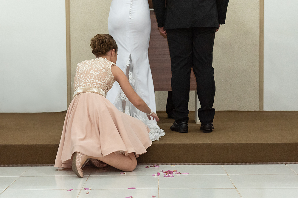 daminha arrumando vestido da noiva
