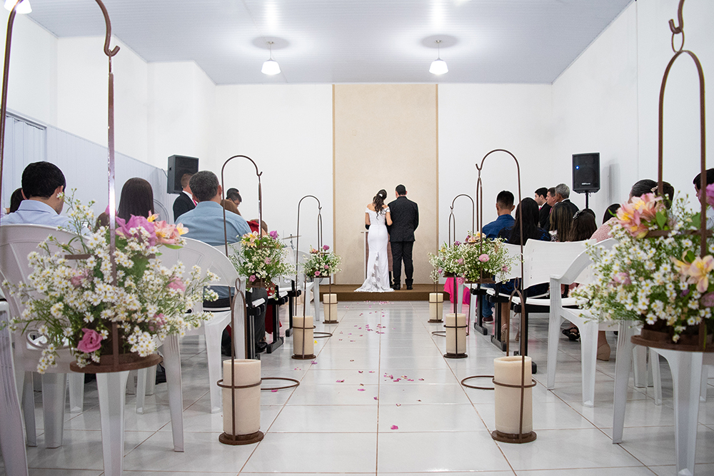 casal se casando na igreja