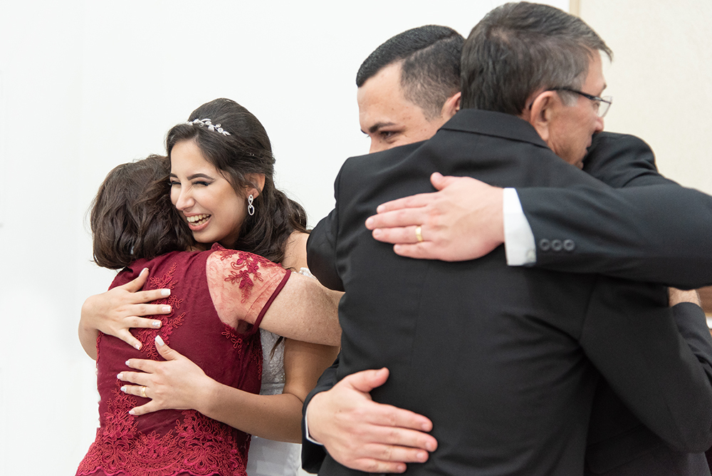 avós abraçando noivos