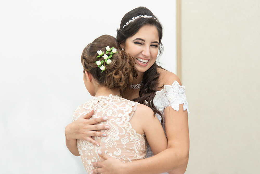 daminha abraçando noiva