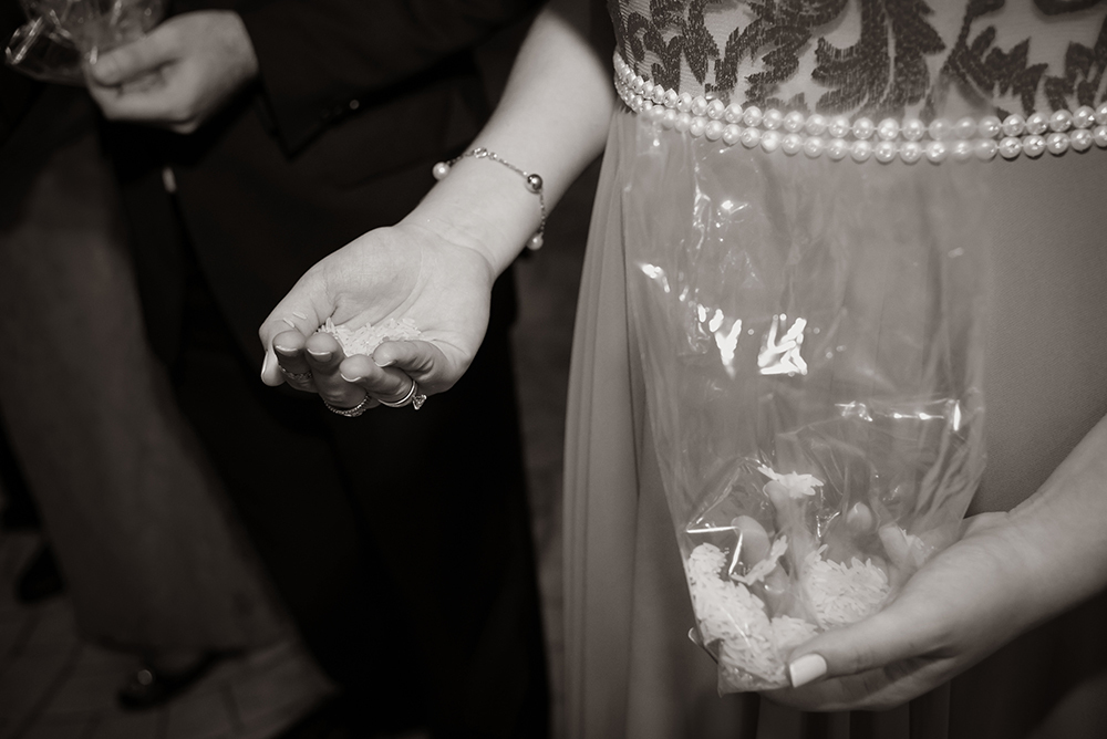 chuva de arroz nos noivos