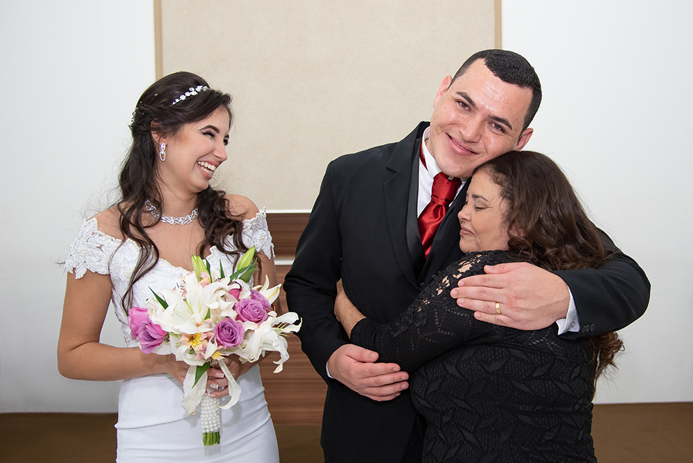 familia abraçando noivo