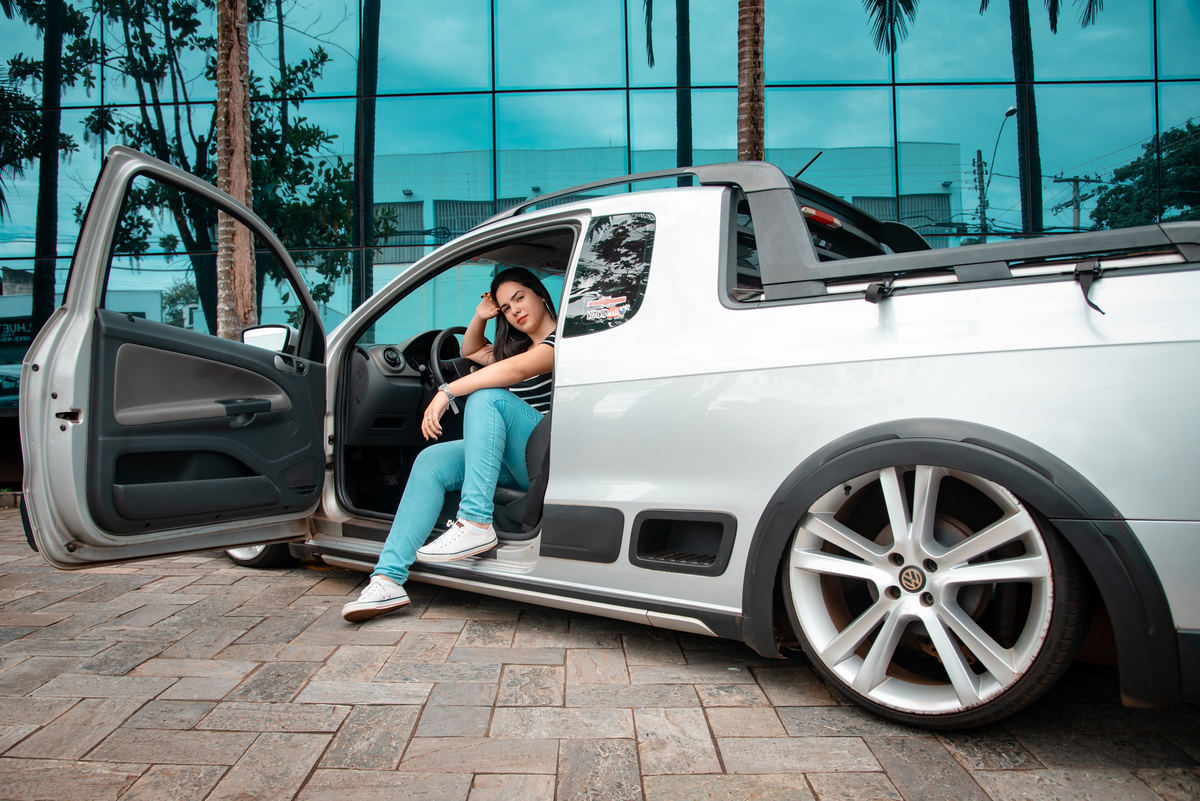 ensaio feminino com carro rebaixado