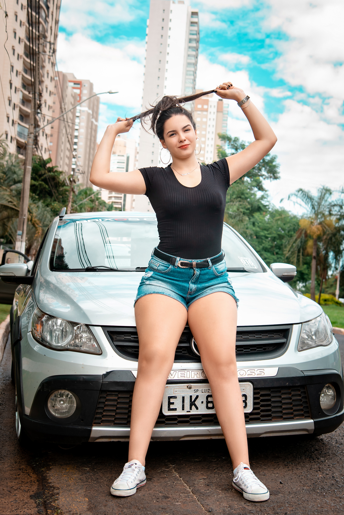 ensaio feminino com carro rebaixado
