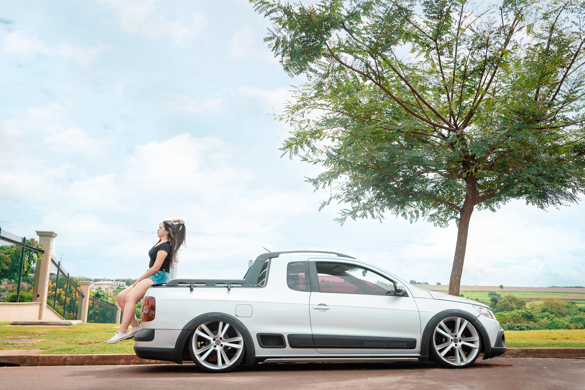 ensaio feminino com carro rebaixado