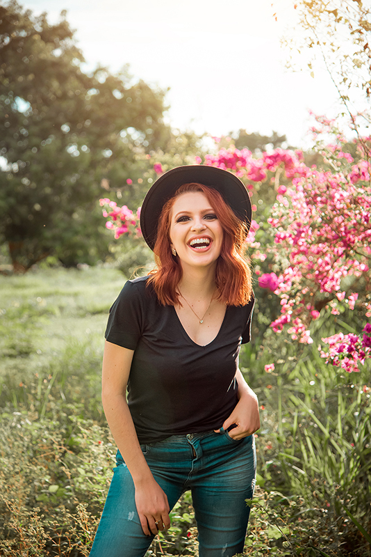 ensaio feminino espontâneo na natureza com flores