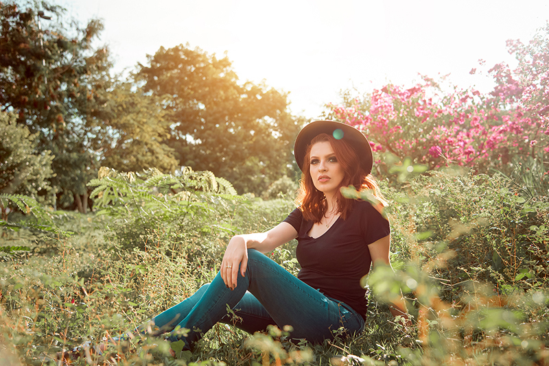 ensaio feminino na natureza com flores
