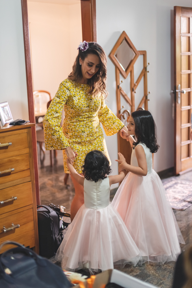 noiva brincando com damas de honra