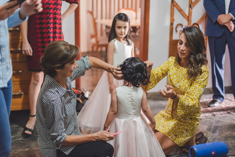 noiva arrumando damas de honra