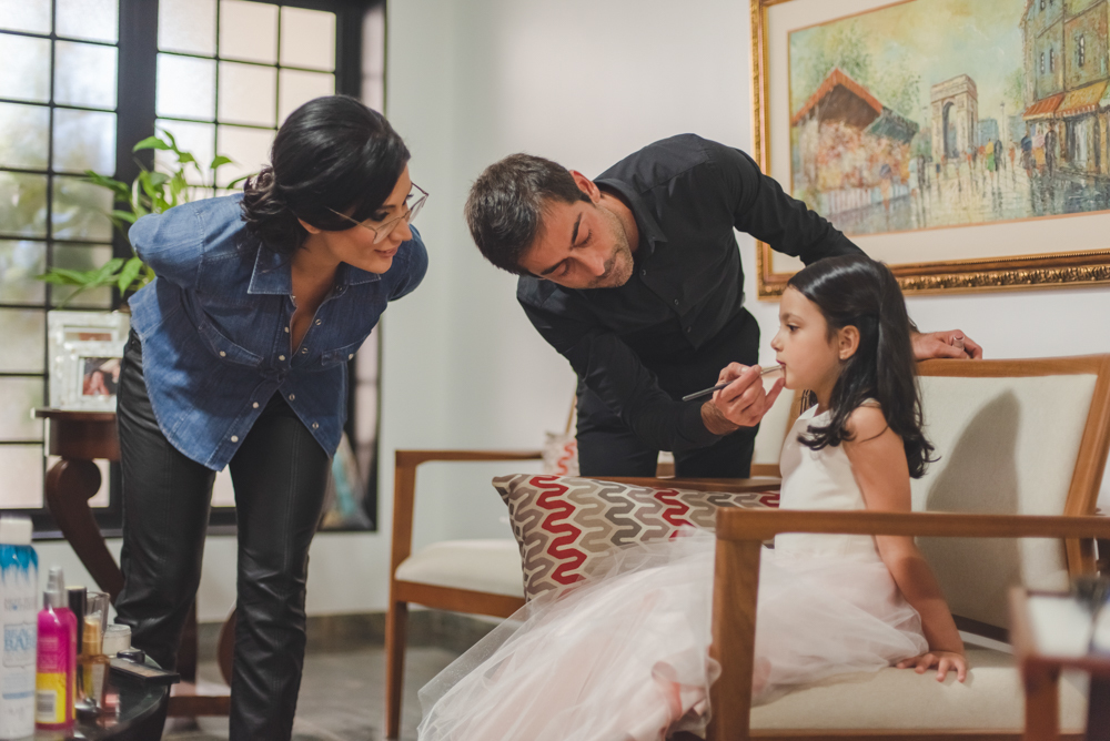 dama de honra sendo maquiada