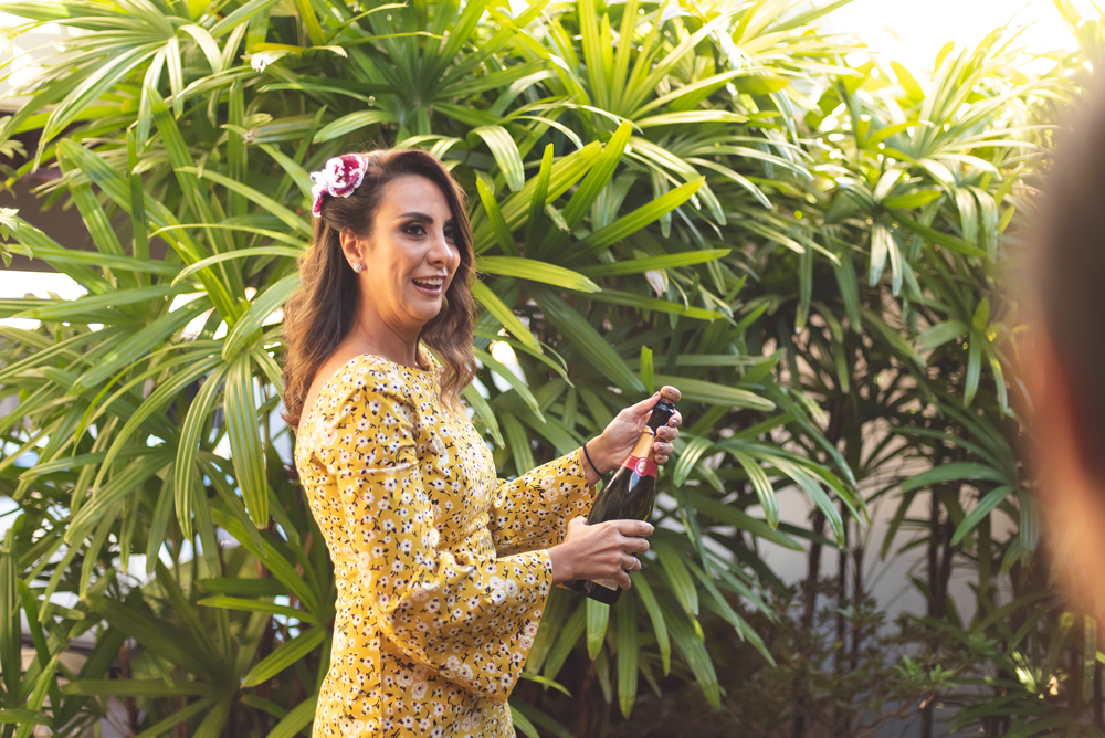 noiva estourando champagne