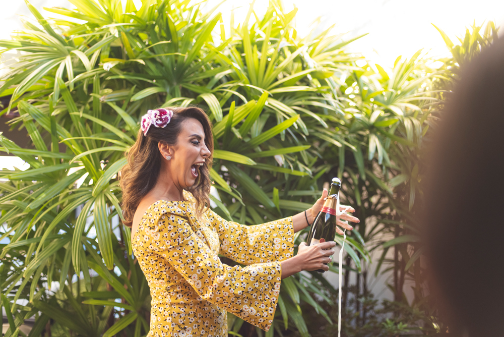 noiva estourando champagne