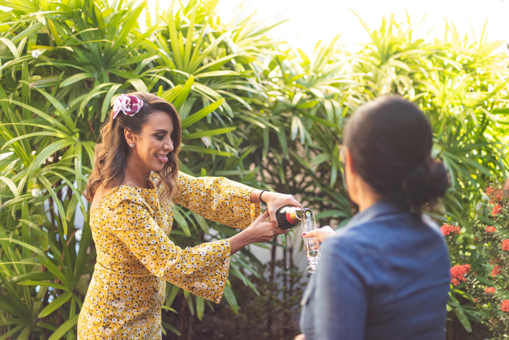 noiva estourando champagne