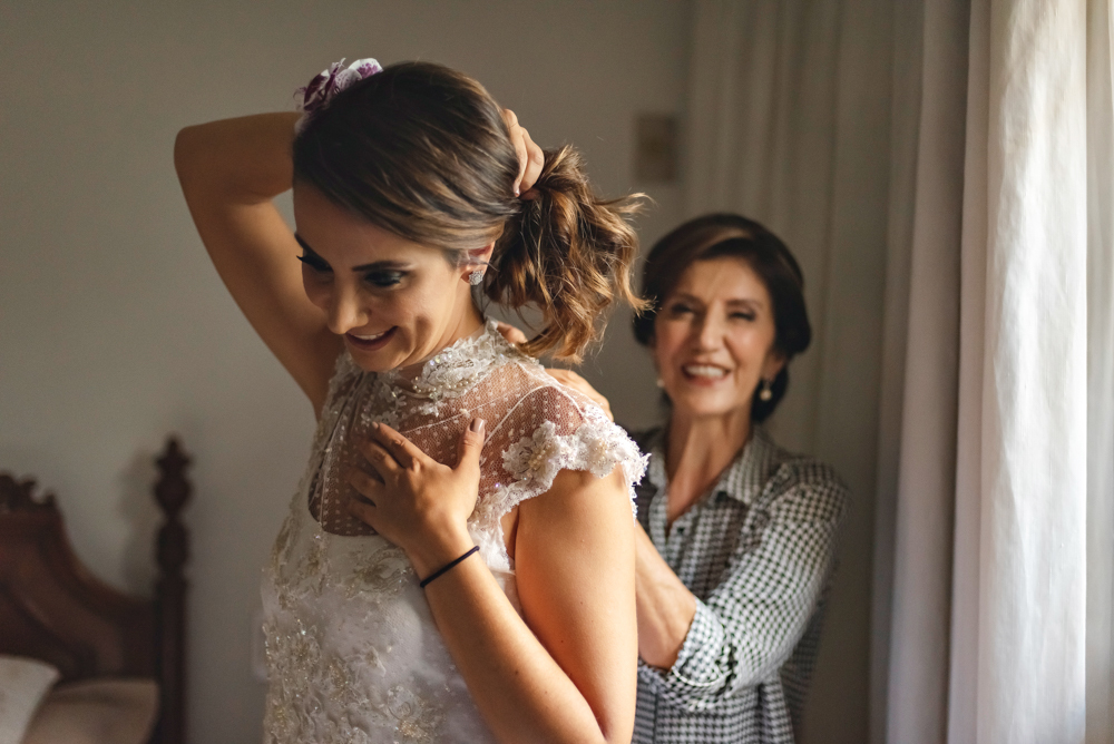 mãe de noiva a vestindo