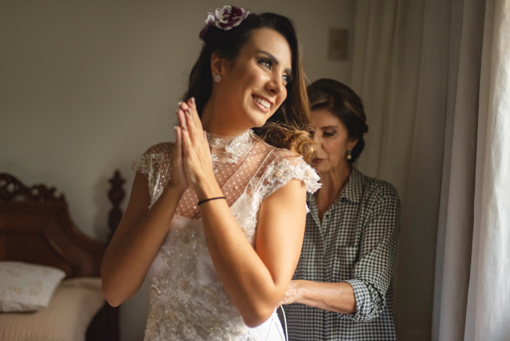 mãe de noiva a vestindo