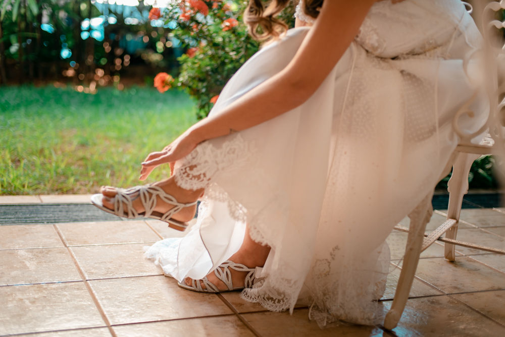 noiva calçando sapato