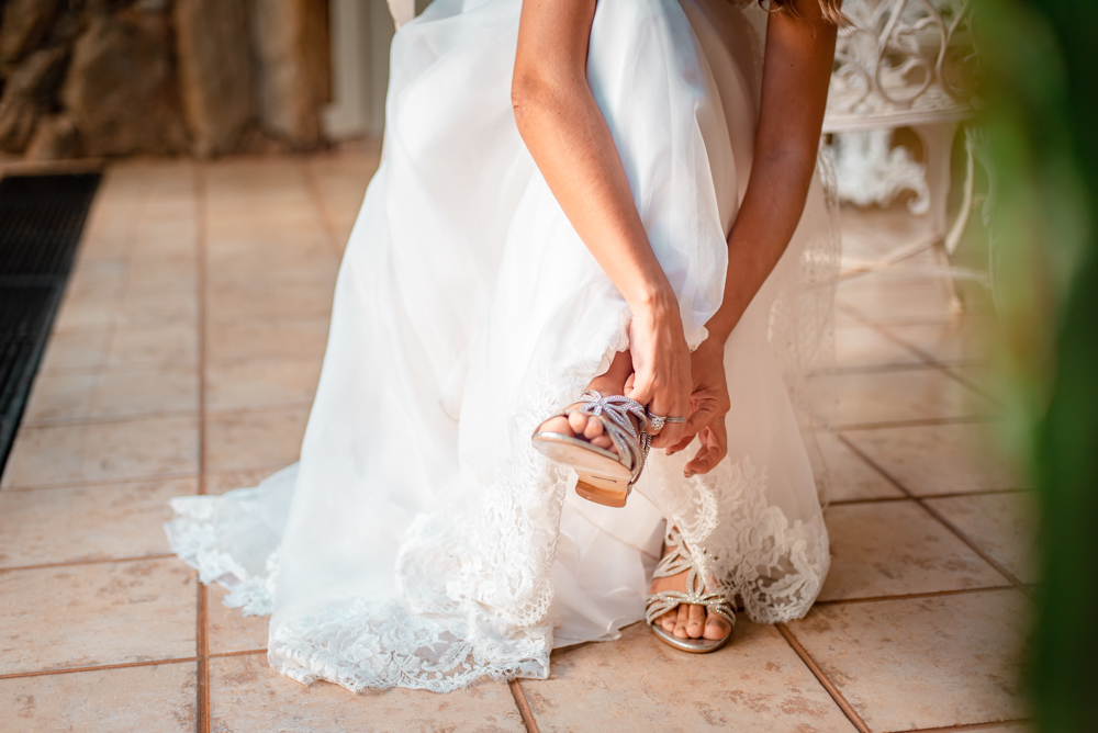 noiva calçando sapato