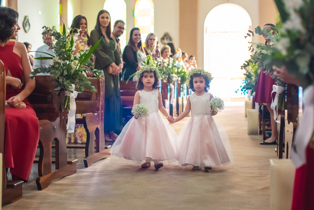 damas de honra entrando em casamento