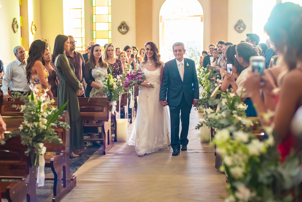 noiva entrando em altar