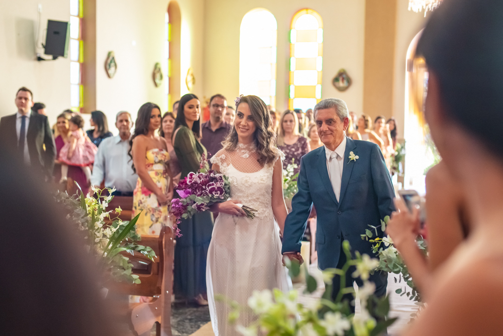 noiva entrando em altar